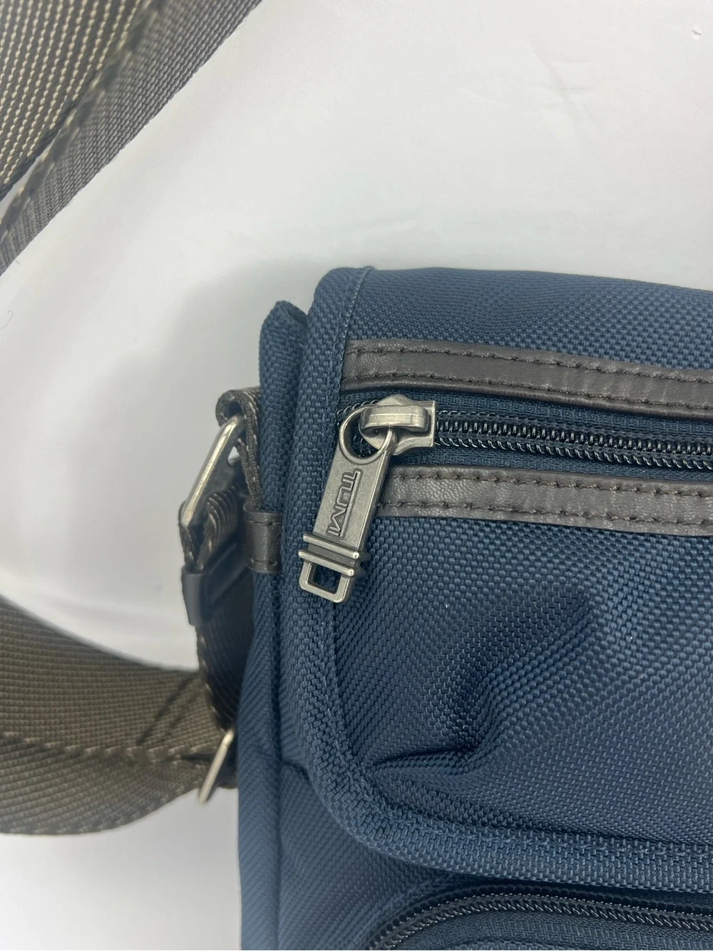 TUMI MESSENGER BAG CROSSBODY NYLON & LEATHER TRAVEL BAG NAVY/BROWN LOTS STORAGE